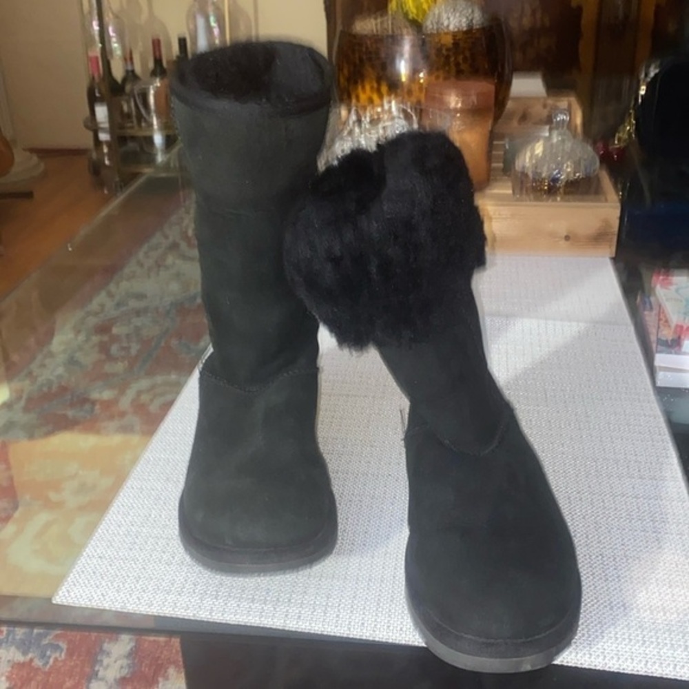 Gently Used UGG Classic Short Boots in Black. - Picture 4 of 9